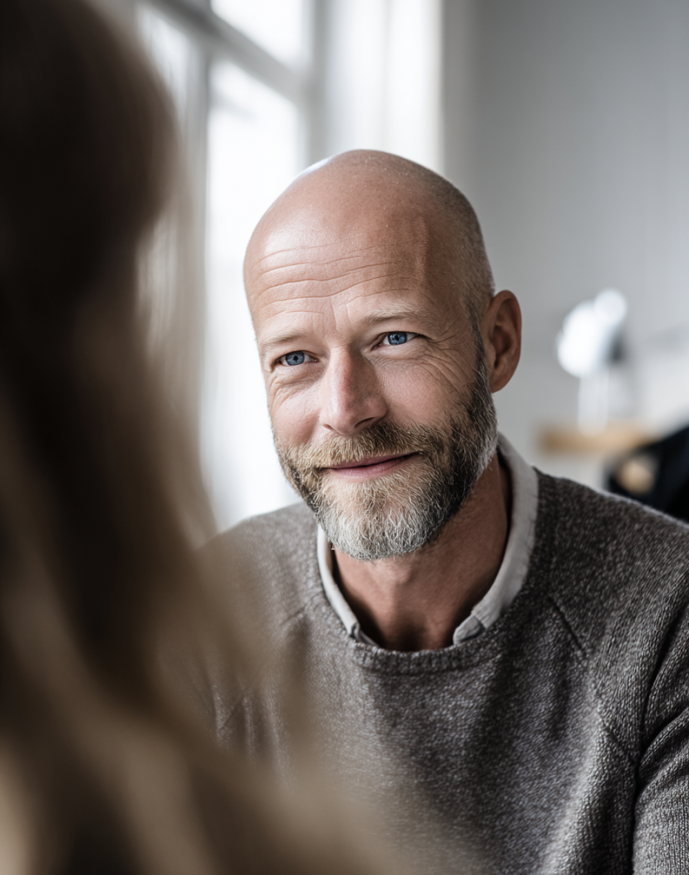 u6593993931_Swiss_property_manager_40s_speaking_calmly_with_a_79fb11f6-9d09-41a7-9cb7-2558dc58da4e_0