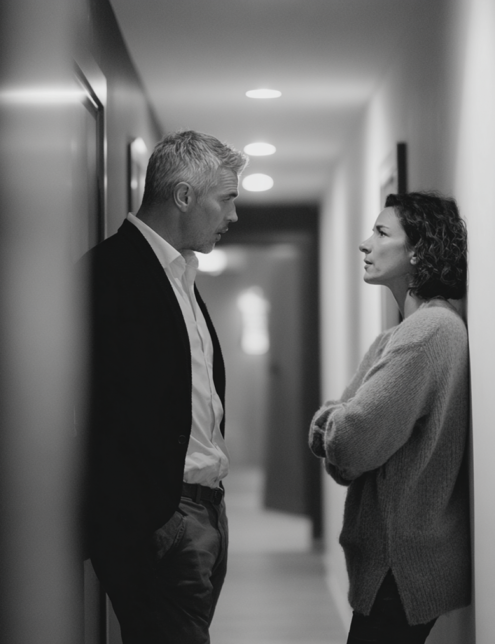 u6593993931_tense_conversation_between_adult_tenant_and_prope_6386dcfe-2f7d-4cc5-9956-3393e668a3f2_0